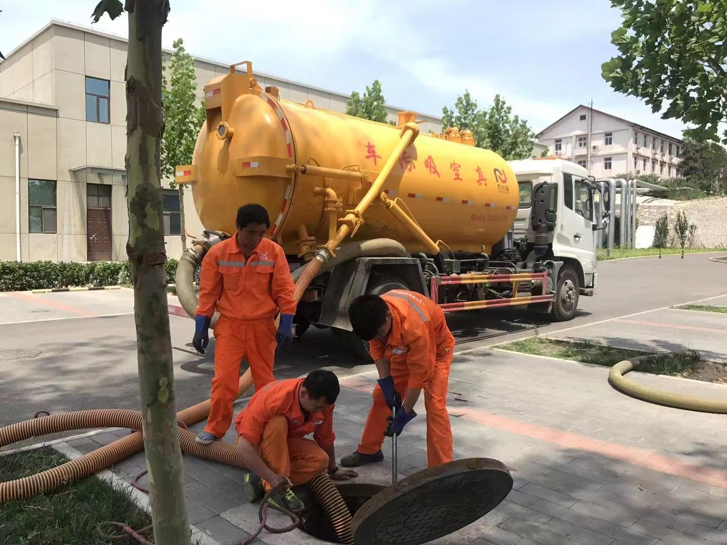 贡觉管道疏通车停在窨井附近