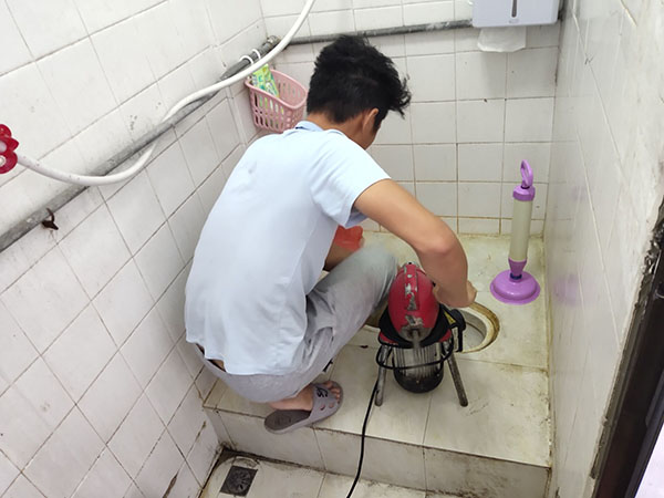 贡觉管道堵塞冒臭气 专业师傅现场解决问题