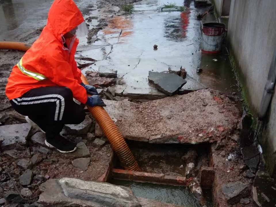 贡觉专业清理污水池 炜誉市政以规范流程守护城市 “肠道”