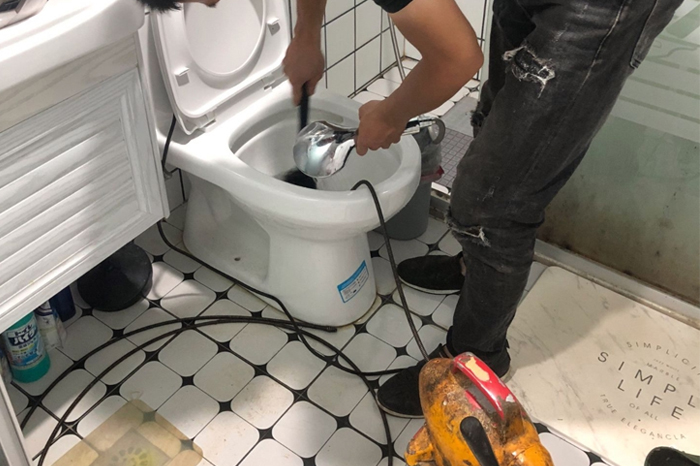 贡觉马桶堵塞自己疏通还是找师傅？专业上门服务让你省时更省心