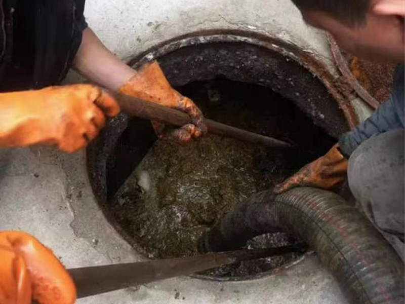 贡觉清理化粪池时如何避免沼气的危害？